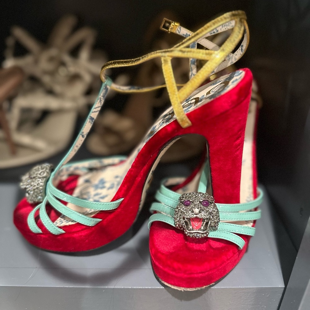 Beautiful Velvet Gucci heel